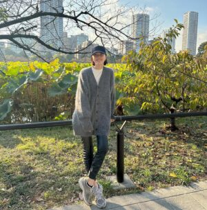 Reina Asami Instagram - 昨日は幼稚園お休みで、娘の相棒と動物園へ🐻
いつも息子がいるので、娘だけとお出かけは久しぶり🤲
ゆっくりのんびり沢山遊びました🫶

@babysleepschool_tokyo_yuko  ちゃんが一生懸命ケンケンパの⭕️を書いてくれてる🤲

沢山歩いくから、動きやすい服装で。
@nave_jp  のニットカーデはお尻まで隠れるシルエットが好き❤️