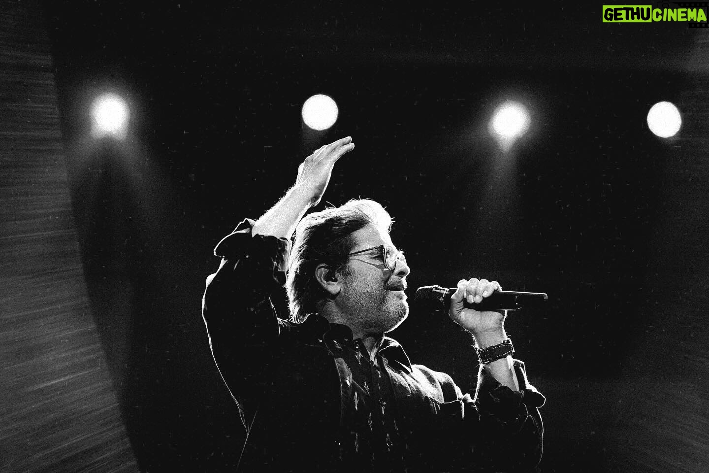 Rekha Bhardwaj Instagram - A delicate equilibrium of perfect harmony. @rekha_bhardwaj @vishalrbhardwaj @tmtalentmanagement #photographybydeepaktiwari #rekhabhardwaj #vishalbhardwaj #blackandwhite #filmmaker #singersongwriter #mumbai #photographer #gigphotography #canwithcanon #delightingyoualways #canonindia