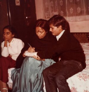 Rekha Bhardwaj Instagram - ✨A time when melodies were scribbled in notebooks, and dreams were as wild as college adventures!

One of these melodies is coming to life this Tuesday . A composition from the archives of @vishalrbhardwaj ‘s college days, that’s waited years to be heard. 😲

Main Ghana Andhera Hoon, out on VB Music on 26th March! Block the date

#VBMusicLabel #MainGhanaAndheraHoon #NewMusic #VishalBhardwaj