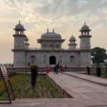 Rekha Bhardwaj Instagram - The sunset at the Tomb of Itmad-ud-Daula. (Sunset ,Tomb ,Beauty ,Architecture ,History ,Aesthetic ,Serenity Tranquility Colors , Agra , tourism , tours , rekha Bhardwaj , song , vibe , instagram , reels )