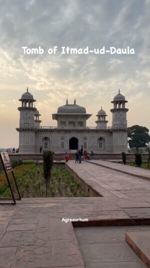 Rekha Bhardwaj Instagram - The sunset at the Tomb of Itmad-ud-Daula. 

(Sunset ,Tomb ,Beauty ,Architecture ,History ,Aesthetic ,Serenity Tranquility Colors , Agra , tourism , tours , rekha Bhardwaj , song , vibe , instagram , reels )