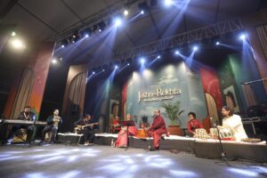 Rekha Bhardwaj Instagram - Celestial love with Gulaabi Sardi enfolded the evening of Jashn-E- Rekhta beautifully, we thank everyone for the memories. 

@jashnerekhtaofficial @vishalrbhardwaj 

#jashnerekhta #delhi #liveperformance #mehfil