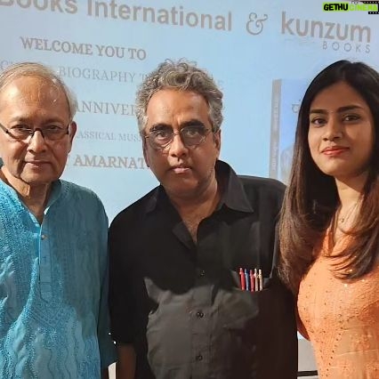 Rekha Bhardwaj Instagram - @gajrakottary in Delhi, Day 3... 22 March 2024 @kunzum The major attraction of Gajra's 4-day Delhi tour... Some books one is simply privileged to do... The launch of @nirmal.chawla.33 biography of her father-in-law and Gajra's father, Hindustani classical music legend Pandit Amarnath Pandit Amarnath: Sangeetnama -- Maa Se Sur Ka Naata, in celebration of the 100th anniversary of the maestro, published by Om Books International With the inimitable @rekha_bhardwaj mesmerizing the audience with her tribute to her guru... @aasthakottary @advaitkottary @kottarysailesh @shibanisethi_ @sathyaoct @sun_shine_va @kusumdayal @ombooksinternationalofficial