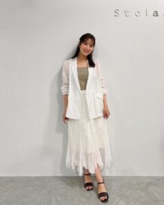 Ren Ishikawa Instagram - 先日の#stola. インスタライブ💐 今週公開されたばかりの夏カタログから、新作のお洋服たちを紹介しています！ @stola.jp のアカウントの方でアーカイブも残っているので、観られなかった方はぜひチェックしてみてくださいね🩵 カタログの写真もまた載せよーっと。 もう長い付き合いになるプレスの皆さんが大好きすぎて、会うたびに元気をもらえます、、🥰🥰