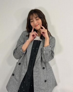 Ren Ishikawa Instagram - 先日の#stola. インスタライブ💐
今週公開されたばかりの夏カタログから、新作のお洋服たちを紹介しています！
@stola.jp のアカウントの方でアーカイブも残っているので、観られなかった方はぜひチェックしてみてくださいね🩵
カタログの写真もまた載せよーっと。
もう長い付き合いになるプレスの皆さんが大好きすぎて、会うたびに元気をもらえます、、🥰🥰