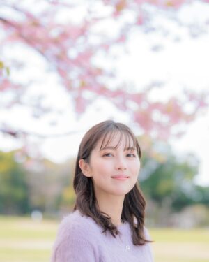 Ren Ishikawa Instagram - 本日情報解禁されました☕️
フジテレビTWO×ひかりTV共同制作ドラマ
「純喫茶イニョン」向坂美海役で出演します。
写真は小林和紘監督が撮ってくださった美海🌸
美海と書いて"みなみ"と読みます。
素敵な名前ですよね☺️

"途切れた縁が再び繋がる"不思議な喫茶店イニョンを舞台とした、ファンタジーラブストーリーです🌹
今回私が演じた美海は、記憶を失い会いたい人が分からないままイニョンに通っている女性です。
主演のチャンソンさん演じるシウとの関係、そしてイニョンの正体、、
回を追うごとに明かされていく秘密に、切なさを感じながらも、きっと最後は前向きになれる作品になっていると思います！
どうぞお楽しみに🌙

「#純喫茶イニョン」
３月 30 日（土）
#1 20 時～20 時 20 分 （フジテレビTWO ドラマ・アニメ）
#2 20 時 20 分～20 時 40 分（ひかりＴVチャンネル／ひかりTVビデオサービス）
#3 20 時 40 分～21 時 （フジテレビTWO ドラマ・アニメ）
#4 21 時～21 時 20 分（ひかりＴVチャンネル／ひかりTVビデオサービス）