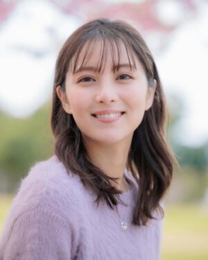 Ren Ishikawa Instagram - 本日情報解禁されました☕️
フジテレビTWO×ひかりTV共同制作ドラマ
「純喫茶イニョン」向坂美海役で出演します。
写真は小林和紘監督が撮ってくださった美海🌸
美海と書いて"みなみ"と読みます。
素敵な名前ですよね☺️

"途切れた縁が再び繋がる"不思議な喫茶店イニョンを舞台とした、ファンタジーラブストーリーです🌹
今回私が演じた美海は、記憶を失い会いたい人が分からないままイニョンに通っている女性です。
主演のチャンソンさん演じるシウとの関係、そしてイニョンの正体、、
回を追うごとに明かされていく秘密に、切なさを感じながらも、きっと最後は前向きになれる作品になっていると思います！
どうぞお楽しみに🌙

「#純喫茶イニョン」
３月 30 日（土）
#1 20 時～20 時 20 分 （フジテレビTWO ドラマ・アニメ）
#2 20 時 20 分～20 時 40 分（ひかりＴVチャンネル／ひかりTVビデオサービス）
#3 20 時 40 分～21 時 （フジテレビTWO ドラマ・アニメ）
#4 21 時～21 時 20 分（ひかりＴVチャンネル／ひかりTVビデオサービス）