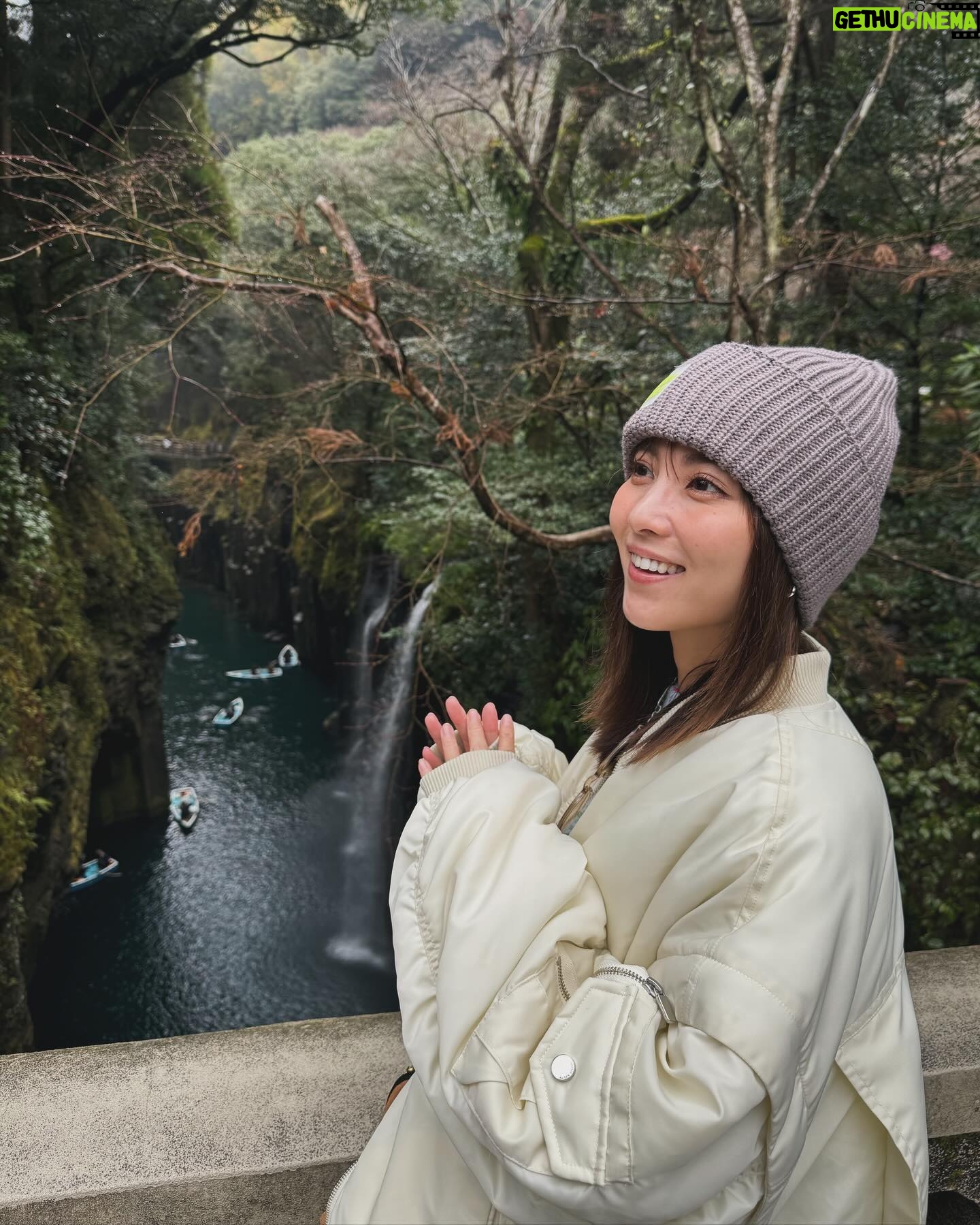 Ren Ishikawa Instagram - 先日、弟夫婦に生まれた赤ちゃんに会いに母と宮崎に行ってきました🥭 お仕事では一度訪れたことがあったけど、プライベートでは初! 高千穂や日南市をドライブしながら回ったり、肉ガチャとやらをしてみたりみんなでお酒を飲んだり🍺 ご飯は何食べても美味しくて、とても楽しい家族旅行でした。 それにしても初めましての甥っ子は可愛かった、、! 笑ってくれるだけできゅんきゅんしちゃう。 弟が父になり、自分が叔母になったってなんだか不思議な気持ち。 感慨深いですねぇ。 家族みんな健康で幸せに、ベイビーはすくすく元気に大きくなってほしい👶🩵 また遊びに行きます🫶