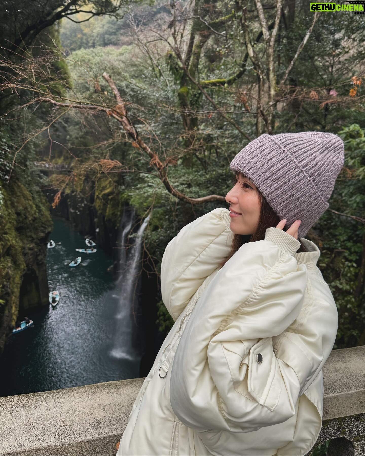 Ren Ishikawa Instagram - 先日、弟夫婦に生まれた赤ちゃんに会いに母と宮崎に行ってきました🥭 お仕事では一度訪れたことがあったけど、プライベートでは初! 高千穂や日南市をドライブしながら回ったり、肉ガチャとやらをしてみたりみんなでお酒を飲んだり🍺 ご飯は何食べても美味しくて、とても楽しい家族旅行でした。 それにしても初めましての甥っ子は可愛かった、、! 笑ってくれるだけできゅんきゅんしちゃう。 弟が父になり、自分が叔母になったってなんだか不思議な気持ち。 感慨深いですねぇ。 家族みんな健康で幸せに、ベイビーはすくすく元気に大きくなってほしい👶🩵 また遊びに行きます🫶
