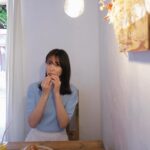 Ren Ishikawa Instagram - 本日発売の#女性セブン 京都パン旅🥐ぜひチェックしてください！ 朝からたくさんの種類のパンを食べられて、幸せ＆お腹パンパン（パンだけに、、🥹）の旅でした🌻 CanCam時代から仲良しのライターしゅが @torippina と久しぶりに撮影できたのも嬉しかった🫶 こちらはアザーカット〜〜