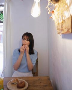 Ren Ishikawa Instagram - 本日発売の#女性セブン 京都パン旅🥐ぜひチェックしてください！ 朝からたくさんの種類のパンを食べられて、幸せ＆お腹パンパン（パンだけに、、🥹）の旅でした🌻 CanCam時代から仲良しのライターしゅが @torippina と久しぶりに撮影できたのも嬉しかった🫶 こちらはアザーカット〜〜