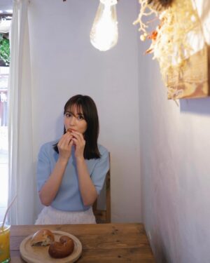 Ren Ishikawa Instagram - 本日発売の#女性セブン
京都パン旅🥐ぜひチェックしてください！
朝からたくさんの種類のパンを食べられて、幸せ＆お腹パンパン（パンだけに、、🥹）の旅でした🌻
CanCam時代から仲良しのライターしゅが @torippina と久しぶりに撮影できたのも嬉しかった🫶
こちらはアザーカット〜〜
