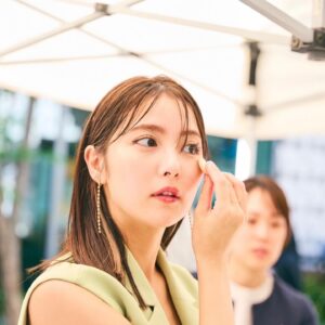 Ren Ishikawa Instagram - @esteelauderjapan 💄
エスティ ローダーのくずれないNo.1ファンデーション"ダブル ウェア"シリーズの新作のクッションファンデーションを体験しに、代官山T-SITEで開催中のポップアップに遊びに行ってきました。
今日実際に体験して私が一番お気に入りだったのは、グロウマットタイプ！
程よいツヤ感と、カバー力がありながらも薄付きな素肌感がこれからの汗ばむ季節にぴったりだと思いました🍉 

自分の肌に合ったアイテムや色をあれこれ自由に試せるこちらのポップアップは、代官山T-SITEにて11時〜17時、5月12日まで開催されているので、ぜひ足を運んでみてください💫
#PR #エスティローダー #くずれないNo1DW #ダブルウェア