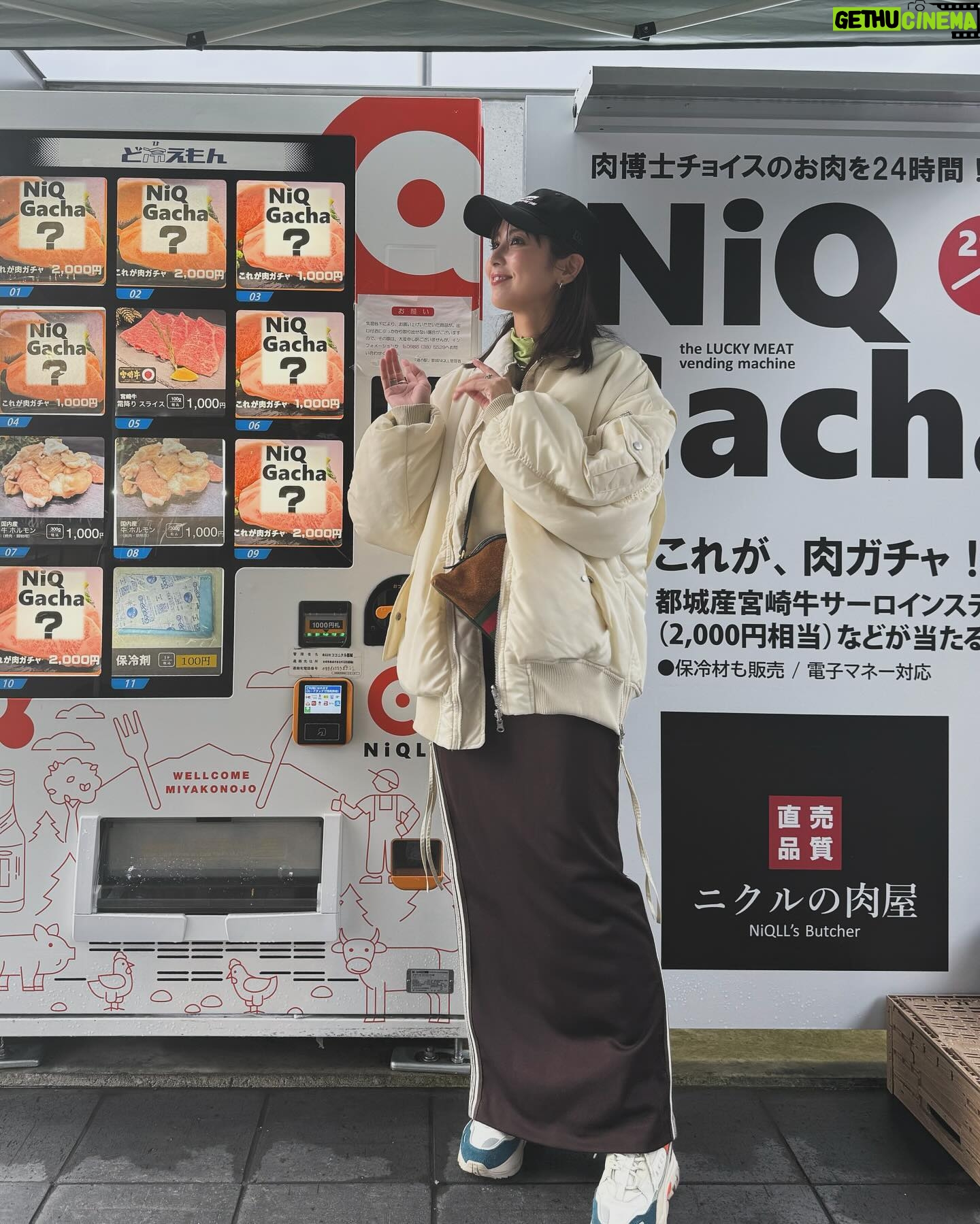 Ren Ishikawa Instagram - 先日、弟夫婦に生まれた赤ちゃんに会いに母と宮崎に行ってきました🥭 お仕事では一度訪れたことがあったけど、プライベートでは初! 高千穂や日南市をドライブしながら回ったり、肉ガチャとやらをしてみたりみんなでお酒を飲んだり🍺 ご飯は何食べても美味しくて、とても楽しい家族旅行でした。 それにしても初めましての甥っ子は可愛かった、、! 笑ってくれるだけできゅんきゅんしちゃう。 弟が父になり、自分が叔母になったってなんだか不思議な気持ち。 感慨深いですねぇ。 家族みんな健康で幸せに、ベイビーはすくすく元気に大きくなってほしい👶🩵 また遊びに行きます🫶