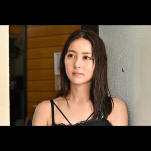 Ren Ishikawa Instagram - TBSドラマストリーム「さっちゃん、僕は。」
6月4日(火)〜Netflix先行配信
6月11日(火)23:56〜放送スタート🔥
国木田紫乃役で出演します。

孤独な紫乃、そして登場人物たちの脆さに触れていくうちに、自分自身の奥底に隠れていた不完全なそれをも一緒に引きずり出されていくような、そんな不思議な作品と出会いました。
自分に紫乃を演じきれるのか、お話をいただいた時から時間をかけて悩みましたが、"崩壊と再生"というテーマを掲げた写真集「SIGNS」を作った時の気持ちが蘇り、なんだか導かれているような、今挑戦するべき作品な気がして、自分の今持つエネルギーの全てを紫乃に注ぎ込もうと決めて挑みました。
繊細な心情を表しているかのように撮影はじめじめとした雨の日が多いですが、それとは裏腹に現場の監督キャストスタッフ全員が太陽みたいに明るくて、皆さんにとても支えられています☺️🍃

初回からジェットコースター級に崩れ落ちていく歪んだ四角関係の行く末、どうか最後まで見届けてください！
お楽しみに🚪
#さっちゃん僕は #さち僕