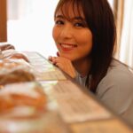 Ren Ishikawa Instagram - 本日発売の#女性セブン 京都パン旅🥐ぜひチェックしてください！ 朝からたくさんの種類のパンを食べられて、幸せ＆お腹パンパン（パンだけに、、🥹）の旅でした🌻 CanCam時代から仲良しのライターしゅが @torippina と久しぶりに撮影できたのも嬉しかった🫶 こちらはアザーカット〜〜