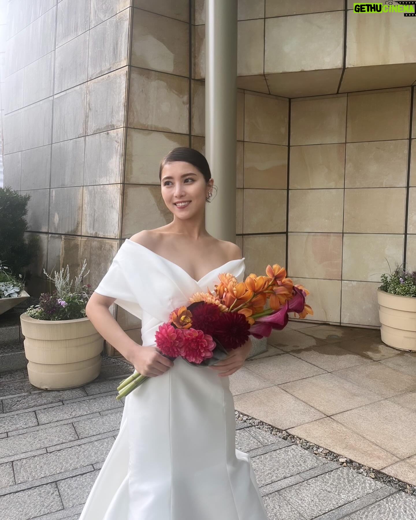 Ren Ishikawa Instagram - "Hotel Wedding"cover💍 グランドハイアット東京の素敵なロケーション、そして美しいウェディングドレスたちに、胸が高鳴りっぱなしの撮影でした。 中ページにはインタビューも掲載されています! ぜひチェックしてください💫 #HotelWedding #グランドハイアット東京