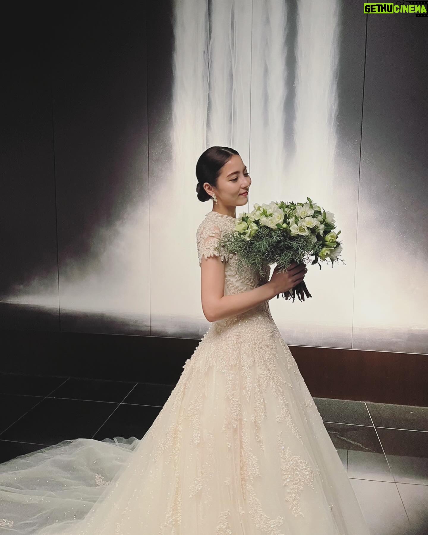 Ren Ishikawa Instagram - "Hotel Wedding"cover💍 グランドハイアット東京の素敵なロケーション、そして美しいウェディングドレスたちに、胸が高鳴りっぱなしの撮影でした。 中ページにはインタビューも掲載されています! ぜひチェックしてください💫 #HotelWedding #グランドハイアット東京