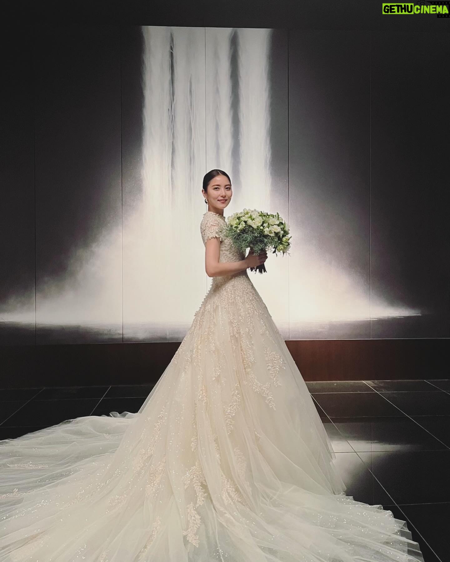 Ren Ishikawa Instagram - "Hotel Wedding"cover💍 グランドハイアット東京の素敵なロケーション、そして美しいウェディングドレスたちに、胸が高鳴りっぱなしの撮影でした。 中ページにはインタビューも掲載されています! ぜひチェックしてください💫 #HotelWedding #グランドハイアット東京