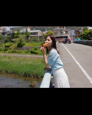 Ren Ishikawa Instagram - 本日発売の#女性セブン
京都パン旅🥐ぜひチェックしてください！
朝からたくさんの種類のパンを食べられて、幸せ＆お腹パンパン（パンだけに、、🥹）の旅でした🌻
CanCam時代から仲良しのライターしゅが @torippina と久しぶりに撮影できたのも嬉しかった🫶
こちらはアザーカット〜〜