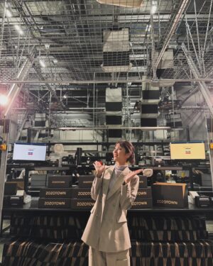 Ren Ishikawa Instagram - #CLASSY. online × #ZOZOBASE 
物流女子の着回しDiary📦
実際につくばのZOZOBASEで行ったロケは、物流システムにわくわくしっぱなしの撮影でした！
今回のエピソードも一癖あってとても面白いです😎
前編と後編に分かれているのでぜひどちらもチェックしてくださいね❤️‍🔥
https://classy-online.jp/fashion/325977/