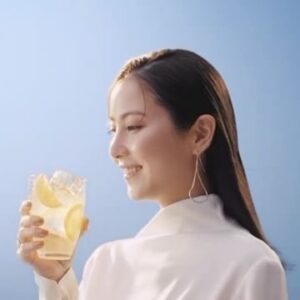 Ren Ishikawa Instagram - #キリンビール "麒麟百年 極み仕立てレモンサワー"のCMに出演しています🍋
今日から放送開始されています！
ぜひ見つけてください🩵
#麒麟百年 #極み仕立てレモンサワー