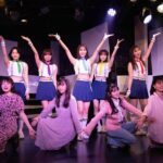 Ren Ishikawa Instagram - 舞台「×××になれなくて」 昨日無事千秋楽を迎えました。 連日ご来場いただいた皆様、本当にありがとうございました！ 今回いただいたナミという役を通して「なれなかった」夢の終わりを見ました。 それはとても寂しく、暗い絶望でした。 でも毎公演カーテンコールで客席に目を向けると、そこには笑顔で拍手を送ってくださるお客様が見えた。 隣には1ヶ月間共に闘った愛おしい仲間がいた。 ナミに「なれた」から見えた景色には希望がありました。 この希望が私の残りの人生を照らし続けてくれるのだと、劇中最後のナミのセリフと一つになって私の心の中に強く残っています。 演出家の木乃江祐希さん、最後までこの作品が進化し続けていったのは木乃江さんの愛情溢れる演出のおかげです。 演劇を愛する木乃江さんと一緒に過ごせたことで、私ももっともっと演劇を勉強したいと思いました。 木乃江さんと出会えて本当に良かったです。大好きです！ 私たちを導いてくださってありがとうございました。 8人の最高な仲間たち！ 努力家で、自分のこと以上に周りを考え行動できて、「良い子」っていうか「イイヤツ」すぎるみんな。 可愛くて仕方ないみんな。 座長としてできたことなんて微々たるもので、私の方がみんなに支えられてばかりでした。 いつも明るく笑いに包まれていたみんなとの時間が大好きで、居心地が良すぎたから、ふと現実に戻った今とてもとても寂しいです。 また会いたい。絶対に会おうね！ ありがとう。ありがとう。ありがとう。 そして#劇団12ミニッツ 主催・脚本家の渡辺雄介さんにはこの一言に尽きます。 私を選んでくださって、ありがとうございました！！！！ その他スタッフの皆様。 皆さんが愛情をもってそれぞれのお力を発揮してくださったおかげで、こんなにも素敵な作品が完成しました。 ありがとうございました！ 2023年最後の挑戦は、やって良かったと心底思える大きな1歩になりました。 兎にも角にも、楽しかった！！！！ それが一番の感想です！ 今回出会えた皆様とのご縁とこの経験を胸に、今日からまた自分の人生、本気で生きていきます☺️ と言いつつ今日は久々のオフで、燃え尽きを感じながらごろごろごろごろ過ごしておりました。笑 クリスマス感は全然ないけど、舞台で特大のプレゼントをもらった気分なのでとっても幸せです🎅 ではでは皆さんメリークリスマス🎄 素敵なクリスマスを〜〜！！