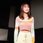 Ren Ishikawa Instagram - 舞台「×××になれなくて」 昨日無事千秋楽を迎えました。 連日ご来場いただいた皆様、本当にありがとうございました！ 今回いただいたナミという役を通して「なれなかった」夢の終わりを見ました。 それはとても寂しく、暗い絶望でした。 でも毎公演カーテンコールで客席に目を向けると、そこには笑顔で拍手を送ってくださるお客様が見えた。 隣には1ヶ月間共に闘った愛おしい仲間がいた。 ナミに「なれた」から見えた景色には希望がありました。 この希望が私の残りの人生を照らし続けてくれるのだと、劇中最後のナミのセリフと一つになって私の心の中に強く残っています。 演出家の木乃江祐希さん、最後までこの作品が進化し続けていったのは木乃江さんの愛情溢れる演出のおかげです。 演劇を愛する木乃江さんと一緒に過ごせたことで、私ももっともっと演劇を勉強したいと思いました。 木乃江さんと出会えて本当に良かったです。大好きです！ 私たちを導いてくださってありがとうございました。 8人の最高な仲間たち！ 努力家で、自分のこと以上に周りを考え行動できて、「良い子」っていうか「イイヤツ」すぎるみんな。 可愛くて仕方ないみんな。 座長としてできたことなんて微々たるもので、私の方がみんなに支えられてばかりでした。 いつも明るく笑いに包まれていたみんなとの時間が大好きで、居心地が良すぎたから、ふと現実に戻った今とてもとても寂しいです。 また会いたい。絶対に会おうね！ ありがとう。ありがとう。ありがとう。 そして#劇団12ミニッツ 主催・脚本家の渡辺雄介さんにはこの一言に尽きます。 私を選んでくださって、ありがとうございました！！！！ その他スタッフの皆様。 皆さんが愛情をもってそれぞれのお力を発揮してくださったおかげで、こんなにも素敵な作品が完成しました。 ありがとうございました！ 2023年最後の挑戦は、やって良かったと心底思える大きな1歩になりました。 兎にも角にも、楽しかった！！！！ それが一番の感想です！ 今回出会えた皆様とのご縁とこの経験を胸に、今日からまた自分の人生、本気で生きていきます☺️ と言いつつ今日は久々のオフで、燃え尽きを感じながらごろごろごろごろ過ごしておりました。笑 クリスマス感は全然ないけど、舞台で特大のプレゼントをもらった気分なのでとっても幸せです🎅 ではでは皆さんメリークリスマス🎄 素敵なクリスマスを〜〜！！