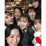 Ren Ishikawa Instagram - 舞台「×××になれなくて」 昨日無事千秋楽を迎えました。 連日ご来場いただいた皆様、本当にありがとうございました！ 今回いただいたナミという役を通して「なれなかった」夢の終わりを見ました。 それはとても寂しく、暗い絶望でした。 でも毎公演カーテンコールで客席に目を向けると、そこには笑顔で拍手を送ってくださるお客様が見えた。 隣には1ヶ月間共に闘った愛おしい仲間がいた。 ナミに「なれた」から見えた景色には希望がありました。 この希望が私の残りの人生を照らし続けてくれるのだと、劇中最後のナミのセリフと一つになって私の心の中に強く残っています。 演出家の木乃江祐希さん、最後までこの作品が進化し続けていったのは木乃江さんの愛情溢れる演出のおかげです。 演劇を愛する木乃江さんと一緒に過ごせたことで、私ももっともっと演劇を勉強したいと思いました。 木乃江さんと出会えて本当に良かったです。大好きです！ 私たちを導いてくださってありがとうございました。 8人の最高な仲間たち！ 努力家で、自分のこと以上に周りを考え行動できて、「良い子」っていうか「イイヤツ」すぎるみんな。 可愛くて仕方ないみんな。 座長としてできたことなんて微々たるもので、私の方がみんなに支えられてばかりでした。 いつも明るく笑いに包まれていたみんなとの時間が大好きで、居心地が良すぎたから、ふと現実に戻った今とてもとても寂しいです。 また会いたい。絶対に会おうね！ ありがとう。ありがとう。ありがとう。 そして#劇団12ミニッツ 主催・脚本家の渡辺雄介さんにはこの一言に尽きます。 私を選んでくださって、ありがとうございました！！！！ その他スタッフの皆様。 皆さんが愛情をもってそれぞれのお力を発揮してくださったおかげで、こんなにも素敵な作品が完成しました。 ありがとうございました！ 2023年最後の挑戦は、やって良かったと心底思える大きな1歩になりました。 兎にも角にも、楽しかった！！！！ それが一番の感想です！ 今回出会えた皆様とのご縁とこの経験を胸に、今日からまた自分の人生、本気で生きていきます☺️ と言いつつ今日は久々のオフで、燃え尽きを感じながらごろごろごろごろ過ごしておりました。笑 クリスマス感は全然ないけど、舞台で特大のプレゼントをもらった気分なのでとっても幸せです🎅 ではでは皆さんメリークリスマス🎄 素敵なクリスマスを〜〜！！