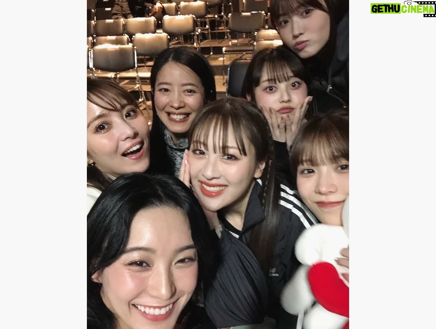 Ren Ishikawa Instagram - 舞台「×××になれなくて」 昨日無事千秋楽を迎えました。 連日ご来場いただいた皆様、本当にありがとうございました! 今回いただいたナミという役を通して「なれなかった」夢の終わりを見ました。 それはとても寂しく、暗い絶望でした。 でも毎公演カーテンコールで客席に目を向けると、そこには笑顔で拍手を送ってくださるお客様が見えた。 隣には1ヶ月間共に闘った愛おしい仲間がいた。 ナミに「なれた」から見えた景色には希望がありました。 この希望が私の残りの人生を照らし続けてくれるのだと、劇中最後のナミのセリフと一つになって私の心の中に強く残っています。 演出家の木乃江祐希さん、最後までこの作品が進化し続けていったのは木乃江さんの愛情溢れる演出のおかげです。 演劇を愛する木乃江さんと一緒に過ごせたことで、私ももっともっと演劇を勉強したいと思いました。 木乃江さんと出会えて本当に良かったです。大好きです! 私たちを導いてくださってありがとうございました。 8人の最高な仲間たち! 努力家で、自分のこと以上に周りを考え行動できて、「良い子」っていうか「イイヤツ」すぎるみんな。 可愛くて仕方ないみんな。 座長としてできたことなんて微々たるもので、私の方がみんなに支えられてばかりでした。 いつも明るく笑いに包まれていたみんなとの時間が大好きで、居心地が良すぎたから、ふと現実に戻った今とてもとても寂しいです。 また会いたい。絶対に会おうね! ありがとう。ありがとう。ありがとう。 そして#劇団12ミニッツ 主催・脚本家の渡辺雄介さんにはこの一言に尽きます。 私を選んでくださって、ありがとうございました!!!! その他スタッフの皆様。 皆さんが愛情をもってそれぞれのお力を発揮してくださったおかげで、こんなにも素敵な作品が完成しました。 ありがとうございました! 2023年最後の挑戦は、やって良かったと心底思える大きな1歩になりました。 兎にも角にも、楽しかった!!!! それが一番の感想です! 今回出会えた皆様とのご縁とこの経験を胸に、今日からまた自分の人生、本気で生きていきます☺️ と言いつつ今日は久々のオフで、燃え尽きを感じながらごろごろごろごろ過ごしておりました。笑 クリスマス感は全然ないけど、舞台で特大のプレゼントをもらった気分なのでとっても幸せです🎅 ではでは皆さんメリークリスマス🎄 素敵なクリスマスを〜〜!!