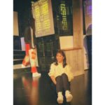 Ren Ishikawa Instagram - 舞台「×××になれなくて」 昨日無事千秋楽を迎えました。 連日ご来場いただいた皆様、本当にありがとうございました！ 今回いただいたナミという役を通して「なれなかった」夢の終わりを見ました。 それはとても寂しく、暗い絶望でした。 でも毎公演カーテンコールで客席に目を向けると、そこには笑顔で拍手を送ってくださるお客様が見えた。 隣には1ヶ月間共に闘った愛おしい仲間がいた。 ナミに「なれた」から見えた景色には希望がありました。 この希望が私の残りの人生を照らし続けてくれるのだと、劇中最後のナミのセリフと一つになって私の心の中に強く残っています。 演出家の木乃江祐希さん、最後までこの作品が進化し続けていったのは木乃江さんの愛情溢れる演出のおかげです。 演劇を愛する木乃江さんと一緒に過ごせたことで、私ももっともっと演劇を勉強したいと思いました。 木乃江さんと出会えて本当に良かったです。大好きです！ 私たちを導いてくださってありがとうございました。 8人の最高な仲間たち！ 努力家で、自分のこと以上に周りを考え行動できて、「良い子」っていうか「イイヤツ」すぎるみんな。 可愛くて仕方ないみんな。 座長としてできたことなんて微々たるもので、私の方がみんなに支えられてばかりでした。 いつも明るく笑いに包まれていたみんなとの時間が大好きで、居心地が良すぎたから、ふと現実に戻った今とてもとても寂しいです。 また会いたい。絶対に会おうね！ ありがとう。ありがとう。ありがとう。 そして#劇団12ミニッツ 主催・脚本家の渡辺雄介さんにはこの一言に尽きます。 私を選んでくださって、ありがとうございました！！！！ その他スタッフの皆様。 皆さんが愛情をもってそれぞれのお力を発揮してくださったおかげで、こんなにも素敵な作品が完成しました。 ありがとうございました！ 2023年最後の挑戦は、やって良かったと心底思える大きな1歩になりました。 兎にも角にも、楽しかった！！！！ それが一番の感想です！ 今回出会えた皆様とのご縁とこの経験を胸に、今日からまた自分の人生、本気で生きていきます☺️ と言いつつ今日は久々のオフで、燃え尽きを感じながらごろごろごろごろ過ごしておりました。笑 クリスマス感は全然ないけど、舞台で特大のプレゼントをもらった気分なのでとっても幸せです🎅 ではでは皆さんメリークリスマス🎄 素敵なクリスマスを〜〜！！