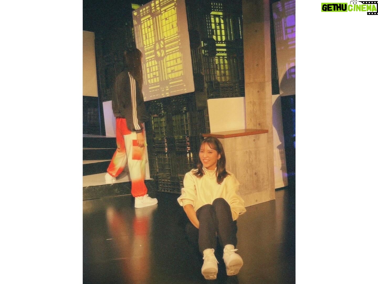 Ren Ishikawa Instagram - 舞台「×××になれなくて」 昨日無事千秋楽を迎えました。 連日ご来場いただいた皆様、本当にありがとうございました! 今回いただいたナミという役を通して「なれなかった」夢の終わりを見ました。 それはとても寂しく、暗い絶望でした。 でも毎公演カーテンコールで客席に目を向けると、そこには笑顔で拍手を送ってくださるお客様が見えた。 隣には1ヶ月間共に闘った愛おしい仲間がいた。 ナミに「なれた」から見えた景色には希望がありました。 この希望が私の残りの人生を照らし続けてくれるのだと、劇中最後のナミのセリフと一つになって私の心の中に強く残っています。 演出家の木乃江祐希さん、最後までこの作品が進化し続けていったのは木乃江さんの愛情溢れる演出のおかげです。 演劇を愛する木乃江さんと一緒に過ごせたことで、私ももっともっと演劇を勉強したいと思いました。 木乃江さんと出会えて本当に良かったです。大好きです! 私たちを導いてくださってありがとうございました。 8人の最高な仲間たち! 努力家で、自分のこと以上に周りを考え行動できて、「良い子」っていうか「イイヤツ」すぎるみんな。 可愛くて仕方ないみんな。 座長としてできたことなんて微々たるもので、私の方がみんなに支えられてばかりでした。 いつも明るく笑いに包まれていたみんなとの時間が大好きで、居心地が良すぎたから、ふと現実に戻った今とてもとても寂しいです。 また会いたい。絶対に会おうね! ありがとう。ありがとう。ありがとう。 そして#劇団12ミニッツ 主催・脚本家の渡辺雄介さんにはこの一言に尽きます。 私を選んでくださって、ありがとうございました!!!! その他スタッフの皆様。 皆さんが愛情をもってそれぞれのお力を発揮してくださったおかげで、こんなにも素敵な作品が完成しました。 ありがとうございました! 2023年最後の挑戦は、やって良かったと心底思える大きな1歩になりました。 兎にも角にも、楽しかった!!!! それが一番の感想です! 今回出会えた皆様とのご縁とこの経験を胸に、今日からまた自分の人生、本気で生きていきます☺️ と言いつつ今日は久々のオフで、燃え尽きを感じながらごろごろごろごろ過ごしておりました。笑 クリスマス感は全然ないけど、舞台で特大のプレゼントをもらった気分なのでとっても幸せです🎅 ではでは皆さんメリークリスマス🎄 素敵なクリスマスを〜〜!!