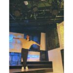 Ren Ishikawa Instagram - 舞台「×××になれなくて」 昨日無事千秋楽を迎えました。 連日ご来場いただいた皆様、本当にありがとうございました！ 今回いただいたナミという役を通して「なれなかった」夢の終わりを見ました。 それはとても寂しく、暗い絶望でした。 でも毎公演カーテンコールで客席に目を向けると、そこには笑顔で拍手を送ってくださるお客様が見えた。 隣には1ヶ月間共に闘った愛おしい仲間がいた。 ナミに「なれた」から見えた景色には希望がありました。 この希望が私の残りの人生を照らし続けてくれるのだと、劇中最後のナミのセリフと一つになって私の心の中に強く残っています。 演出家の木乃江祐希さん、最後までこの作品が進化し続けていったのは木乃江さんの愛情溢れる演出のおかげです。 演劇を愛する木乃江さんと一緒に過ごせたことで、私ももっともっと演劇を勉強したいと思いました。 木乃江さんと出会えて本当に良かったです。大好きです！ 私たちを導いてくださってありがとうございました。 8人の最高な仲間たち！ 努力家で、自分のこと以上に周りを考え行動できて、「良い子」っていうか「イイヤツ」すぎるみんな。 可愛くて仕方ないみんな。 座長としてできたことなんて微々たるもので、私の方がみんなに支えられてばかりでした。 いつも明るく笑いに包まれていたみんなとの時間が大好きで、居心地が良すぎたから、ふと現実に戻った今とてもとても寂しいです。 また会いたい。絶対に会おうね！ ありがとう。ありがとう。ありがとう。 そして#劇団12ミニッツ 主催・脚本家の渡辺雄介さんにはこの一言に尽きます。 私を選んでくださって、ありがとうございました！！！！ その他スタッフの皆様。 皆さんが愛情をもってそれぞれのお力を発揮してくださったおかげで、こんなにも素敵な作品が完成しました。 ありがとうございました！ 2023年最後の挑戦は、やって良かったと心底思える大きな1歩になりました。 兎にも角にも、楽しかった！！！！ それが一番の感想です！ 今回出会えた皆様とのご縁とこの経験を胸に、今日からまた自分の人生、本気で生きていきます☺️ と言いつつ今日は久々のオフで、燃え尽きを感じながらごろごろごろごろ過ごしておりました。笑 クリスマス感は全然ないけど、舞台で特大のプレゼントをもらった気分なのでとっても幸せです🎅 ではでは皆さんメリークリスマス🎄 素敵なクリスマスを〜〜！！