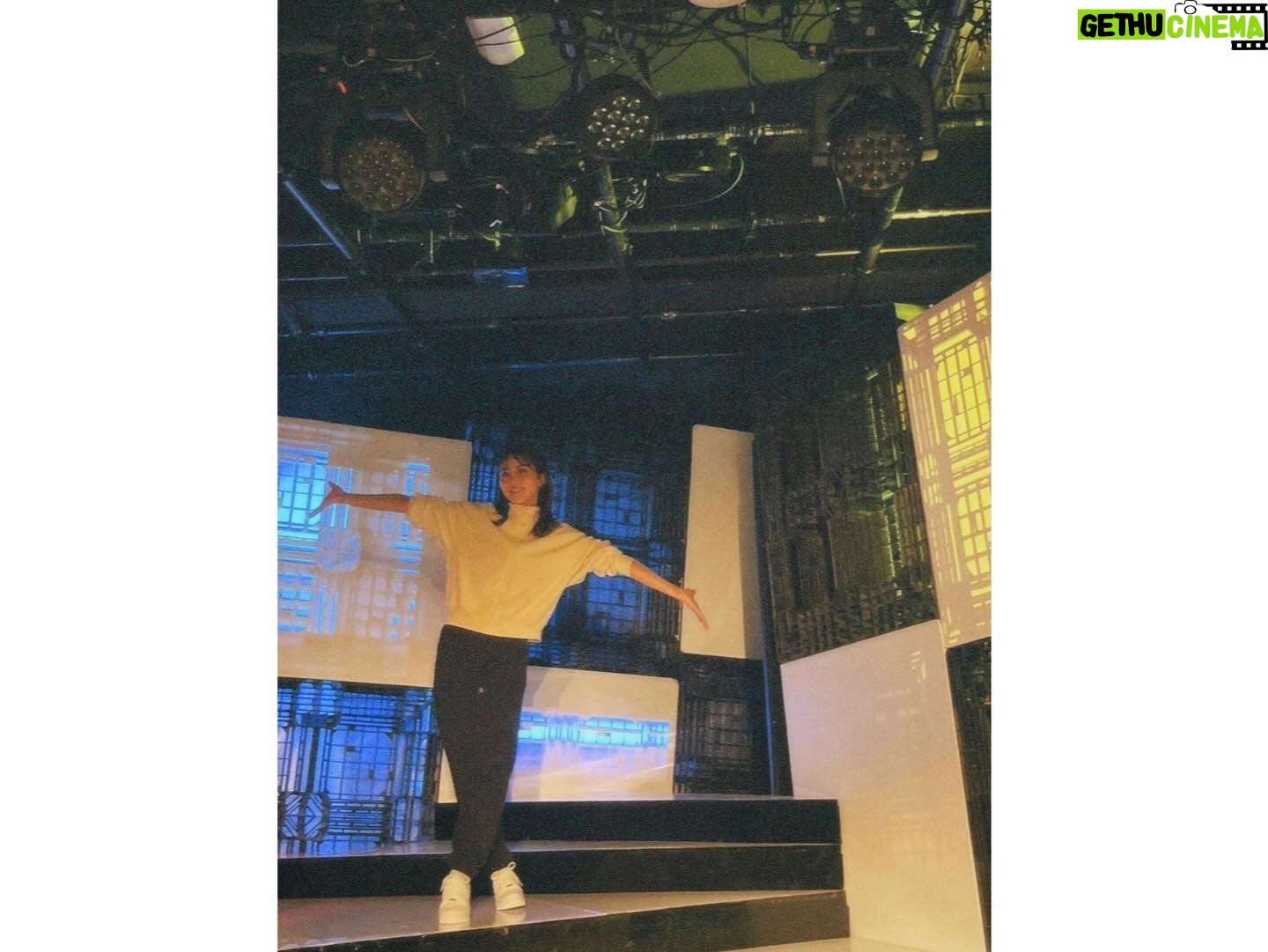 Ren Ishikawa Instagram - 舞台「×××になれなくて」 昨日無事千秋楽を迎えました。 連日ご来場いただいた皆様、本当にありがとうございました! 今回いただいたナミという役を通して「なれなかった」夢の終わりを見ました。 それはとても寂しく、暗い絶望でした。 でも毎公演カーテンコールで客席に目を向けると、そこには笑顔で拍手を送ってくださるお客様が見えた。 隣には1ヶ月間共に闘った愛おしい仲間がいた。 ナミに「なれた」から見えた景色には希望がありました。 この希望が私の残りの人生を照らし続けてくれるのだと、劇中最後のナミのセリフと一つになって私の心の中に強く残っています。 演出家の木乃江祐希さん、最後までこの作品が進化し続けていったのは木乃江さんの愛情溢れる演出のおかげです。 演劇を愛する木乃江さんと一緒に過ごせたことで、私ももっともっと演劇を勉強したいと思いました。 木乃江さんと出会えて本当に良かったです。大好きです! 私たちを導いてくださってありがとうございました。 8人の最高な仲間たち! 努力家で、自分のこと以上に周りを考え行動できて、「良い子」っていうか「イイヤツ」すぎるみんな。 可愛くて仕方ないみんな。 座長としてできたことなんて微々たるもので、私の方がみんなに支えられてばかりでした。 いつも明るく笑いに包まれていたみんなとの時間が大好きで、居心地が良すぎたから、ふと現実に戻った今とてもとても寂しいです。 また会いたい。絶対に会おうね! ありがとう。ありがとう。ありがとう。 そして#劇団12ミニッツ 主催・脚本家の渡辺雄介さんにはこの一言に尽きます。 私を選んでくださって、ありがとうございました!!!! その他スタッフの皆様。 皆さんが愛情をもってそれぞれのお力を発揮してくださったおかげで、こんなにも素敵な作品が完成しました。 ありがとうございました! 2023年最後の挑戦は、やって良かったと心底思える大きな1歩になりました。 兎にも角にも、楽しかった!!!! それが一番の感想です! 今回出会えた皆様とのご縁とこの経験を胸に、今日からまた自分の人生、本気で生きていきます☺️ と言いつつ今日は久々のオフで、燃え尽きを感じながらごろごろごろごろ過ごしておりました。笑 クリスマス感は全然ないけど、舞台で特大のプレゼントをもらった気分なのでとっても幸せです🎅 ではでは皆さんメリークリスマス🎄 素敵なクリスマスを〜〜!!