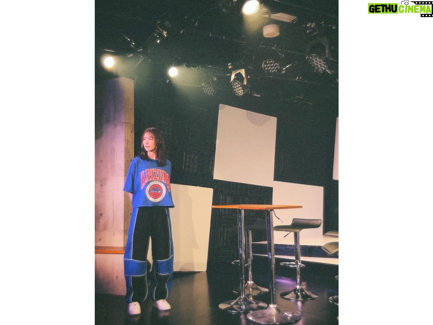 Ren Ishikawa Instagram - 舞台「×××になれなくて」 昨日無事千秋楽を迎えました。 連日ご来場いただいた皆様、本当にありがとうございました! 今回いただいたナミという役を通して「なれなかった」夢の終わりを見ました。 それはとても寂しく、暗い絶望でした。 でも毎公演カーテンコールで客席に目を向けると、そこには笑顔で拍手を送ってくださるお客様が見えた。 隣には1ヶ月間共に闘った愛おしい仲間がいた。 ナミに「なれた」から見えた景色には希望がありました。 この希望が私の残りの人生を照らし続けてくれるのだと、劇中最後のナミのセリフと一つになって私の心の中に強く残っています。 演出家の木乃江祐希さん、最後までこの作品が進化し続けていったのは木乃江さんの愛情溢れる演出のおかげです。 演劇を愛する木乃江さんと一緒に過ごせたことで、私ももっともっと演劇を勉強したいと思いました。 木乃江さんと出会えて本当に良かったです。大好きです! 私たちを導いてくださってありがとうございました。 8人の最高な仲間たち! 努力家で、自分のこと以上に周りを考え行動できて、「良い子」っていうか「イイヤツ」すぎるみんな。 可愛くて仕方ないみんな。 座長としてできたことなんて微々たるもので、私の方がみんなに支えられてばかりでした。 いつも明るく笑いに包まれていたみんなとの時間が大好きで、居心地が良すぎたから、ふと現実に戻った今とてもとても寂しいです。 また会いたい。絶対に会おうね! ありがとう。ありがとう。ありがとう。 そして#劇団12ミニッツ 主催・脚本家の渡辺雄介さんにはこの一言に尽きます。 私を選んでくださって、ありがとうございました!!!! その他スタッフの皆様。 皆さんが愛情をもってそれぞれのお力を発揮してくださったおかげで、こんなにも素敵な作品が完成しました。 ありがとうございました! 2023年最後の挑戦は、やって良かったと心底思える大きな1歩になりました。 兎にも角にも、楽しかった!!!! それが一番の感想です! 今回出会えた皆様とのご縁とこの経験を胸に、今日からまた自分の人生、本気で生きていきます☺️ と言いつつ今日は久々のオフで、燃え尽きを感じながらごろごろごろごろ過ごしておりました。笑 クリスマス感は全然ないけど、舞台で特大のプレゼントをもらった気分なのでとっても幸せです🎅 ではでは皆さんメリークリスマス🎄 素敵なクリスマスを〜〜!!