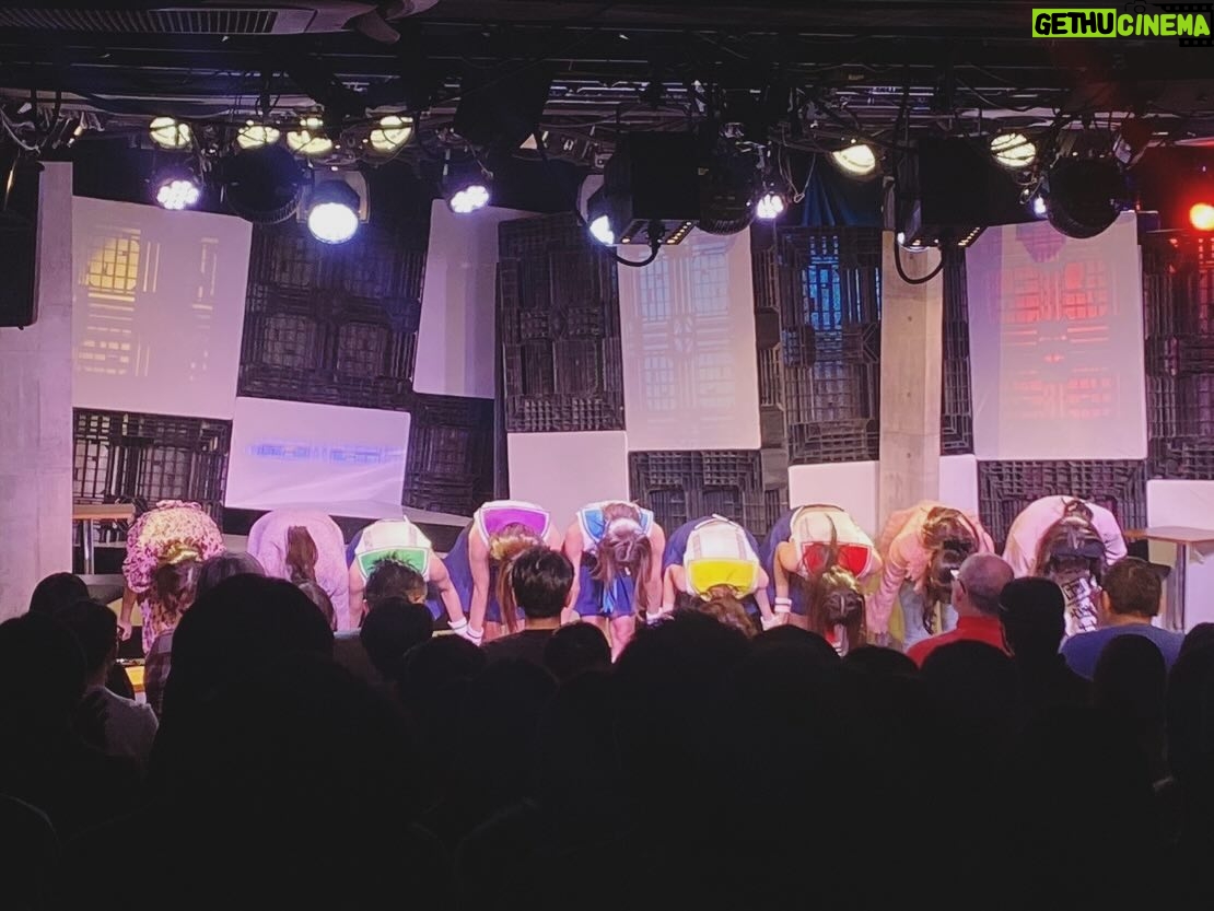 Ren Ishikawa Instagram - 舞台「×××になれなくて」 昨日無事千秋楽を迎えました。 連日ご来場いただいた皆様、本当にありがとうございました! 今回いただいたナミという役を通して「なれなかった」夢の終わりを見ました。 それはとても寂しく、暗い絶望でした。 でも毎公演カーテンコールで客席に目を向けると、そこには笑顔で拍手を送ってくださるお客様が見えた。 隣には1ヶ月間共に闘った愛おしい仲間がいた。 ナミに「なれた」から見えた景色には希望がありました。 この希望が私の残りの人生を照らし続けてくれるのだと、劇中最後のナミのセリフと一つになって私の心の中に強く残っています。 演出家の木乃江祐希さん、最後までこの作品が進化し続けていったのは木乃江さんの愛情溢れる演出のおかげです。 演劇を愛する木乃江さんと一緒に過ごせたことで、私ももっともっと演劇を勉強したいと思いました。 木乃江さんと出会えて本当に良かったです。大好きです! 私たちを導いてくださってありがとうございました。 8人の最高な仲間たち! 努力家で、自分のこと以上に周りを考え行動できて、「良い子」っていうか「イイヤツ」すぎるみんな。 可愛くて仕方ないみんな。 座長としてできたことなんて微々たるもので、私の方がみんなに支えられてばかりでした。 いつも明るく笑いに包まれていたみんなとの時間が大好きで、居心地が良すぎたから、ふと現実に戻った今とてもとても寂しいです。 また会いたい。絶対に会おうね! ありがとう。ありがとう。ありがとう。 そして#劇団12ミニッツ 主催・脚本家の渡辺雄介さんにはこの一言に尽きます。 私を選んでくださって、ありがとうございました!!!! その他スタッフの皆様。 皆さんが愛情をもってそれぞれのお力を発揮してくださったおかげで、こんなにも素敵な作品が完成しました。 ありがとうございました! 2023年最後の挑戦は、やって良かったと心底思える大きな1歩になりました。 兎にも角にも、楽しかった!!!! それが一番の感想です! 今回出会えた皆様とのご縁とこの経験を胸に、今日からまた自分の人生、本気で生きていきます☺️ と言いつつ今日は久々のオフで、燃え尽きを感じながらごろごろごろごろ過ごしておりました。笑 クリスマス感は全然ないけど、舞台で特大のプレゼントをもらった気分なのでとっても幸せです🎅 ではでは皆さんメリークリスマス🎄 素敵なクリスマスを〜〜!!