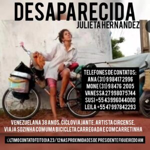 Renata Falzoni Instagram - U R G E N T E
NOS AJUDE A LOCALIZAR JULIETA!

Atualização: 05/01/24 às 14h

Antes de mais nada, sim, estamos torcendo que seja apenas a falta de sinal, um celular quebrado.

Já contatamos a polícia. E há um número de pessoas locais que vamos conseguindo contato para nos ajudar.

Não. A notícia dela ter sido vista por caminhoneiros não foi confirmada. Ela viaja sozinha com uma bicicleta com carretinha, como na foto.

Por favor. Antes de fazer comentários infundados, que atrapalham nossa busca, como afirmar que a notícia é antiga e desatualizada e que ela já foi encontrada, peço que se não for nos ajudar a encontrá-la, não atrapalhe. 

Torcemos que seja realmente algo como não ter sinal, como sabemos que é a região. Mas cada dia conta se for uma emergência.

Já são 13 dias sem comunicação. E, sim. Nós Cicloviajantes temos rede de apoio e comunicamos onde estamos, para onde vamos e datas possíveis de chegada. Não costumamos sumir sem dar notícias.

O que há de concreto:
23/12/23 (último contato via whatsapp)
Localização: proximidades de Presidente Figueiredo
Intenção de Julieta: ir para a Venezuela via BR 174, parando em Rorainópolis a 360km de Presidente Figueiredo .

Informações obtidas: 
Há um restaurante que serve como ponto de apoio em Jundiá, a cerca de 150 km da partida. Estamos em contato com Silvana.Não há notícias ali, ainda.
Há o Projeto Waimiri Atroari na primeira metade do perigoso trecho. 

O que precisamos:
Acessar o registro feito no Projeto Waimiri Atroari para verificar se ela passou.
Obter e confirmar informações de que tenha passado e parado em pontos entre Presidente Figueiredo e Jundiá.

Precisamos agregar esforços, ideias e intenções de ajuda para localizar nossa amiga do nosso grupo das Mulheres Cicloviajantes.

Julieta é venezuelana e tem viajado os últimos anos de bicicleta pelo Brasil. 
Trabalha com arte, é palhaça e bonequeira e desenvolve um belíssimo trabalho por onde passa.

Organizamos uma rede de apoio com familiares, amigas mais próximas para recebermos, concentrarmos e verificarmos as informações.

Duas amigas chegam hoje, 05/01/24 em Presidente Figueiredo para acompanhar presencialmente as buscas.

Continua nos comentários⬇️