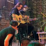 Renata Bravo Instagram – Que linda noche!!!!! La cagó ! Volver a conectarse a través  de las canciones que marcaron nuestra vida! Revivir la “fogata musical “ y con éstos  tremendos músicos y además minos  jajajajaj ósea carrete perfecto ! No se los pierdan! Andan recorriendo Chile, si te los topas, no te pierdas la oportunidad de verlos! #musica #recuerdos #vida #risas #amigos #amores #piscola jajajajaja ♾️