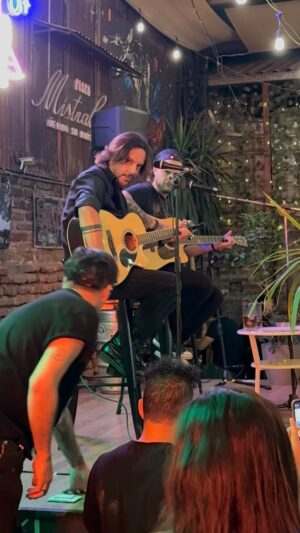 Renata Bravo Instagram - Que linda noche!!!!! La cagó ! Volver a conectarse a través  de las canciones que marcaron nuestra vida! Revivir la “fogata musical “ y con éstos  tremendos músicos y además minos  jajajajaj ósea carrete perfecto ! No se los pierdan! Andan recorriendo Chile, si te los topas, no te pierdas la oportunidad de verlos! #musica #recuerdos #vida #risas #amigos #amores #piscola jajajajaja ♾️