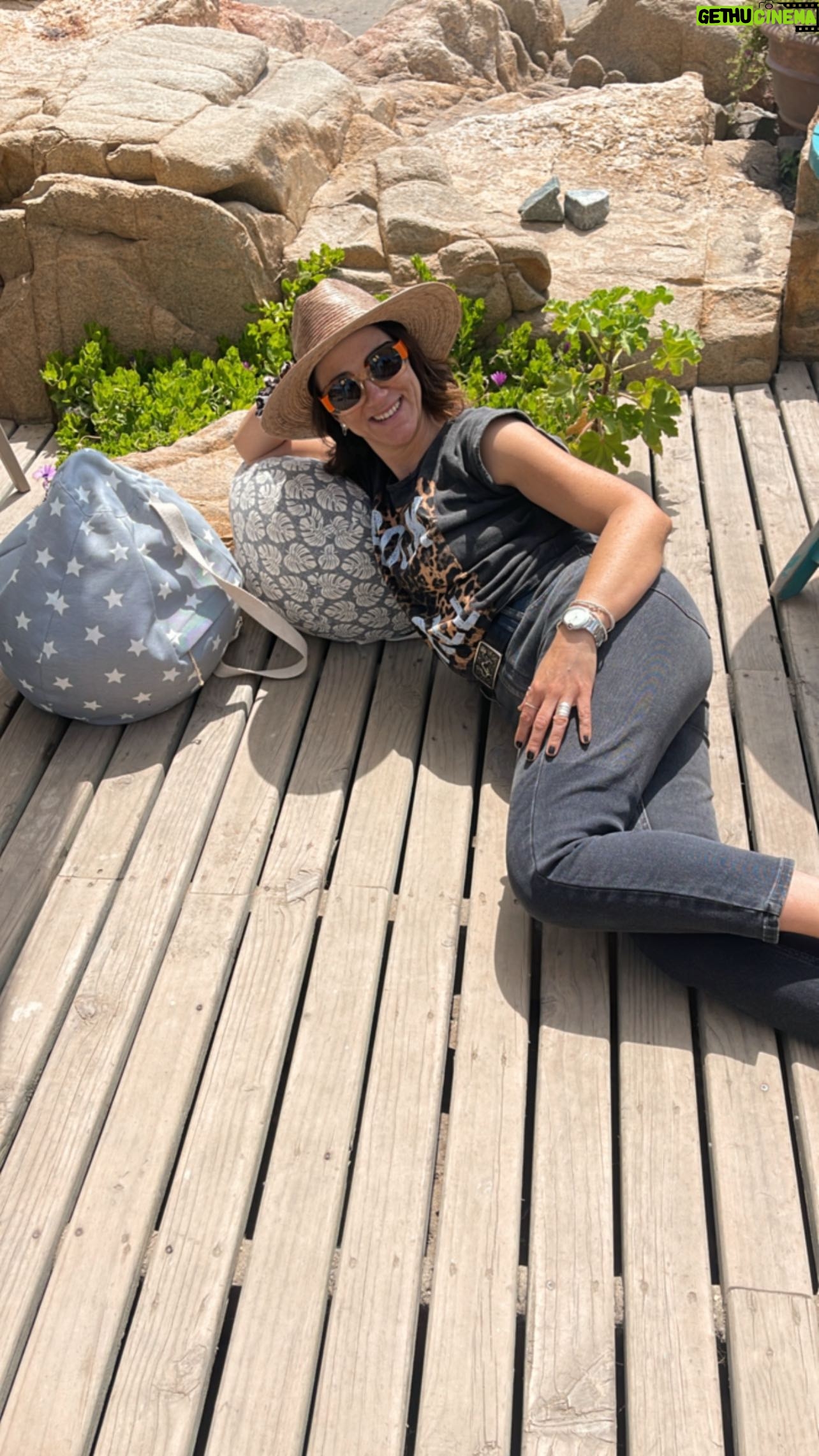 Renata Bravo - 1.1K Likes - Mis cojines soñados para la playa son de @lapanchita_artesanal pide el tuyo! Variedad de diseños ! #diseño #comodidad #cojinesplayeros 😎👌