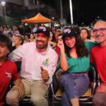Renata Bravo Instagram – MÁS DE DIEZ MIL PERSONAS PRESENCIARON SHOW DE LOS VÁSQUEZ EN LA CISTERNA POR CIERRE DEL MES DE LA MUJER COMUNAL
La esquina de la Gran Avenida con Pedro Aguirre Cerda, en las cercanías de la intermodal de La Cisterna, se vio colmada de miles de personas que acudieron al llamado del municipio cisternino y su alcalde Joel Olmos, para cerrar con un gran acto musical, las actividades del Mes de la Mujer 2024.
En este contexto el plato fuerte de la jornada se vivió con el show de la banda Los Vásquez quienes hicieron vibrar a los más de 10.000 asistentes, con su mezcla de cumbia, pop y balada que los caracteriza en su carrera de más 14 años de extensión.
“Estamos muy contentos de ver a miles de vecinos y vecinas disfrutando con tranquilidad, en familia, el cierre de múltiples actividades que desarrollamos desde el Municipio comunitario, a lo largo del mes de la mujer. Desde talleres, charlas, ferias de emprendimientos hasta lo de hoy. (…) para nosotros la democratización de la cultura y el arte son aspectos clave y lo de hoy es expresión de aquello”, afirmó el alcalde Joel Olmos tras el cierre del evento.
El edil cisternino además remarcó que “el día de la mujer y todo este mes es significativo para nuestra gestión, pues nuestro enfoque apunta al avance en derechos de las mujeres; a la superación de toda discriminación y toda violencia. Es decir, avanzar más rápido hacia una sociedad con mujeres más empoderadas, autónomas y libres en la concreción de sus proyectos de vida”.
El cierre del Mes de la Mujer, fue animado por la actriz Renata Bravo, e incluyó la presentación de la banda de covers del recuerdo “Cuerda para rato”; así como la presentación de las bailarinas de danza del vientre tribal y fusión “Tribu Nidhi”.
Un evento que implicó el cierre de ambas pistas de la Gran Avenida y que se transformó en un hito en materia cultural y de masividad para la zona sur de Santiago.
#MesDeLaMujer
