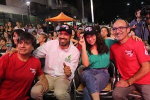 Renata Bravo Instagram - MÁS DE DIEZ MIL PERSONAS PRESENCIARON SHOW DE LOS VÁSQUEZ EN LA CISTERNA POR CIERRE DEL MES DE LA MUJER COMUNAL

La esquina de la Gran Avenida con Pedro Aguirre Cerda, en las cercanías de la intermodal de La Cisterna, se vio colmada de miles de personas que acudieron al llamado del municipio cisternino y su alcalde Joel Olmos, para cerrar con un gran acto musical, las actividades del Mes de la Mujer 2024.
En este contexto el plato fuerte de la jornada se vivió con el show de la banda Los Vásquez quienes hicieron vibrar a los más de 10.000 asistentes, con su mezcla de cumbia, pop y balada que los caracteriza en su carrera de más 14 años de extensión.

“Estamos muy contentos de ver a miles de vecinos y vecinas disfrutando con tranquilidad, en familia, el cierre de múltiples actividades que desarrollamos desde el Municipio comunitario, a lo largo del mes de la mujer. Desde talleres, charlas, ferias de emprendimientos hasta lo de hoy. (…) para nosotros la democratización de la cultura y el arte son aspectos clave y lo de hoy es expresión de aquello”, afirmó el alcalde Joel Olmos tras el cierre del evento.
El edil cisternino además remarcó que “el día de la mujer y todo este mes es significativo para nuestra gestión, pues nuestro enfoque apunta al avance en derechos de las mujeres; a la superación de toda discriminación y toda violencia. Es decir, avanzar más rápido hacia una sociedad con mujeres más empoderadas, autónomas y libres en la concreción de sus proyectos de vida”.

El cierre del Mes de la Mujer, fue animado por la actriz Renata Bravo, e incluyó la presentación de la banda de covers del recuerdo “Cuerda para rato”; así como la presentación de las bailarinas de danza del vientre tribal y fusión “Tribu Nidhi”.

Un evento que implicó el cierre de ambas pistas de la Gran Avenida y que se transformó en un hito en materia cultural y de masividad para la zona sur de Santiago.
#MesDeLaMujer