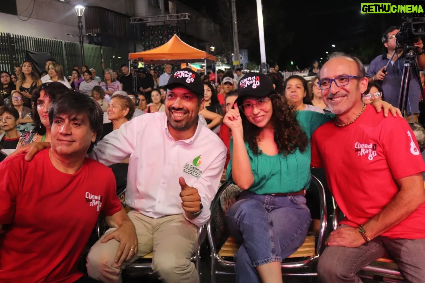 Renata Bravo - 755 Likes - MÁS DE DIEZ MIL PERSONAS PRESENCIARON SHOW DE LOS VÁSQUEZ EN LA CISTERNA POR CIERRE DEL MES DE LA MUJER COMUNAL
La esquina de la Gran Avenida con Pedro Aguirre Cerda, en las cercanías de la intermodal de La Cisterna, se vio colmada de miles de personas que acudieron al llamado del municipio cisternino y su alcalde Joel Olmos, para cerrar con un gran acto musical, las actividades del Mes de la Mujer 2024.
En este contexto el plato fuerte de la jornada se vivió con el show de la banda Los Vásquez quienes hicieron vibrar a los más de 10.000 asistentes, con su mezcla de cumbia, pop y balada que los caracteriza en su carrera de más 14 años de extensión.
“Estamos muy contentos de ver a miles de vecinos y vecinas disfrutando con tranquilidad, en familia, el cierre de múltiples actividades que desarrollamos desde el Municipio comunitario, a lo largo del mes de la mujer. Desde talleres, charlas, ferias de emprendimientos hasta lo de hoy. (…) para nosotros la democratización de la cultura y el arte son aspectos clave y lo de hoy es expresión de aquello”, afirmó el alcalde Joel Olmos tras el cierre del evento.
El edil cisternino además remarcó que “el día de la mujer y todo este mes es significativo para nuestra gestión, pues nuestro enfoque apunta al avance en derechos de las mujeres; a la superación de toda discriminación y toda violencia. Es decir, avanzar más rápido hacia una sociedad con mujeres más empoderadas, autónomas y libres en la concreción de sus proyectos de vida”.
El cierre del Mes de la Mujer, fue animado por la actriz Renata Bravo, e incluyó la presentación de la banda de covers del recuerdo “Cuerda para rato”; así como la presentación de las bailarinas de danza del vientre tribal y fusión “Tribu Nidhi”.
Un evento que implicó el cierre de ambas pistas de la Gran Avenida y que se transformó en un hito en materia cultural y de masividad para la zona sur de Santiago.
#MesDeLaMujer