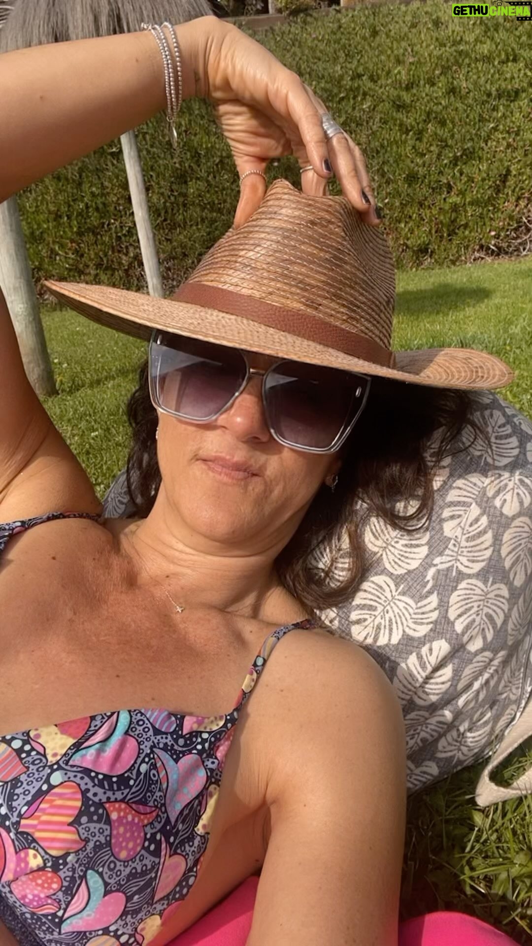 Renata Bravo - 739 Likes - Para un bronceado perfecto simplemente @pompom.cl en sus 3 variedades #black #chocolate #dorado y brillo corporal!!!!! prueba tbn el serum facial 👌feliz verano! 😎