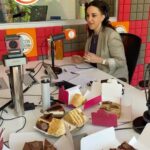 Renata Bravo Instagram – Hoy en #HableConEllas nos reímos a carcajadas con la anécdota que nos contó Renata Bravo sobre su singular encuentro con Chayanne 😂😂😂
Mientras conversamos disfrutamos unos ricos pasteles que trajo @cory_pasteleria para regalonear al equipo de #LaMetro 🤩🙌🏻