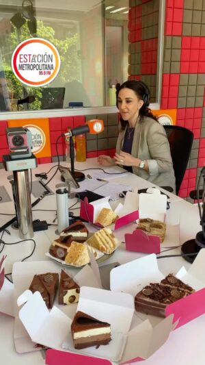 Renata Bravo Instagram - Hoy en #HableConEllas nos reímos a carcajadas con la anécdota que nos contó Renata Bravo sobre su singular encuentro con Chayanne 😂😂😂

Mientras conversamos disfrutamos unos ricos pasteles que trajo @cory_pasteleria para regalonear al equipo de #LaMetro 🤩🙌🏻