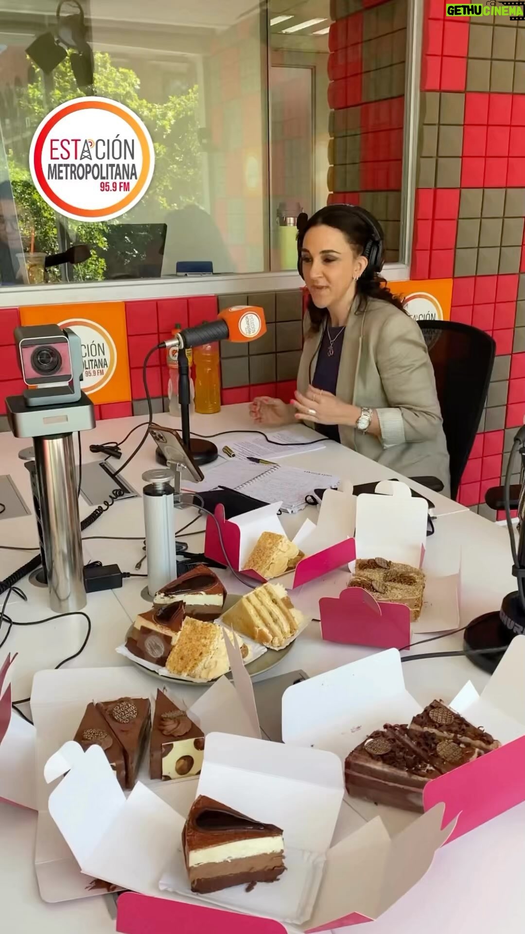 Renata Bravo - 536 Likes - Hoy en #HableConEllas nos reímos a carcajadas con la anécdota que nos contó Renata Bravo sobre su singular encuentro con Chayanne 😂😂😂
Mientras conversamos disfrutamos unos ricos pasteles que trajo @cory_pasteleria para regalonear al equipo de #LaMetro 🤩🙌🏻