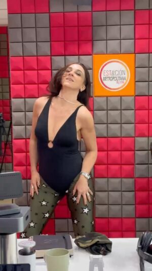 Renata Bravo Instagram - Así recibimos la entrevista del senador Francisco Chahuán en #HableConEllas 😅
Con el baile esperado de Renata Bravo después que el senador Francisco Chahuan le prometiera un Dirty Dancing en vivo y en directo, pero nuestro invitado no llegó y nuestra Rena quedó con los crespos listos….sólo lo tuvimos al teléfono. 

¿Te gustaría que Francisco Chahuán visitara nuestro estudio para recrear esta escena?
Te leemos 👇🏼