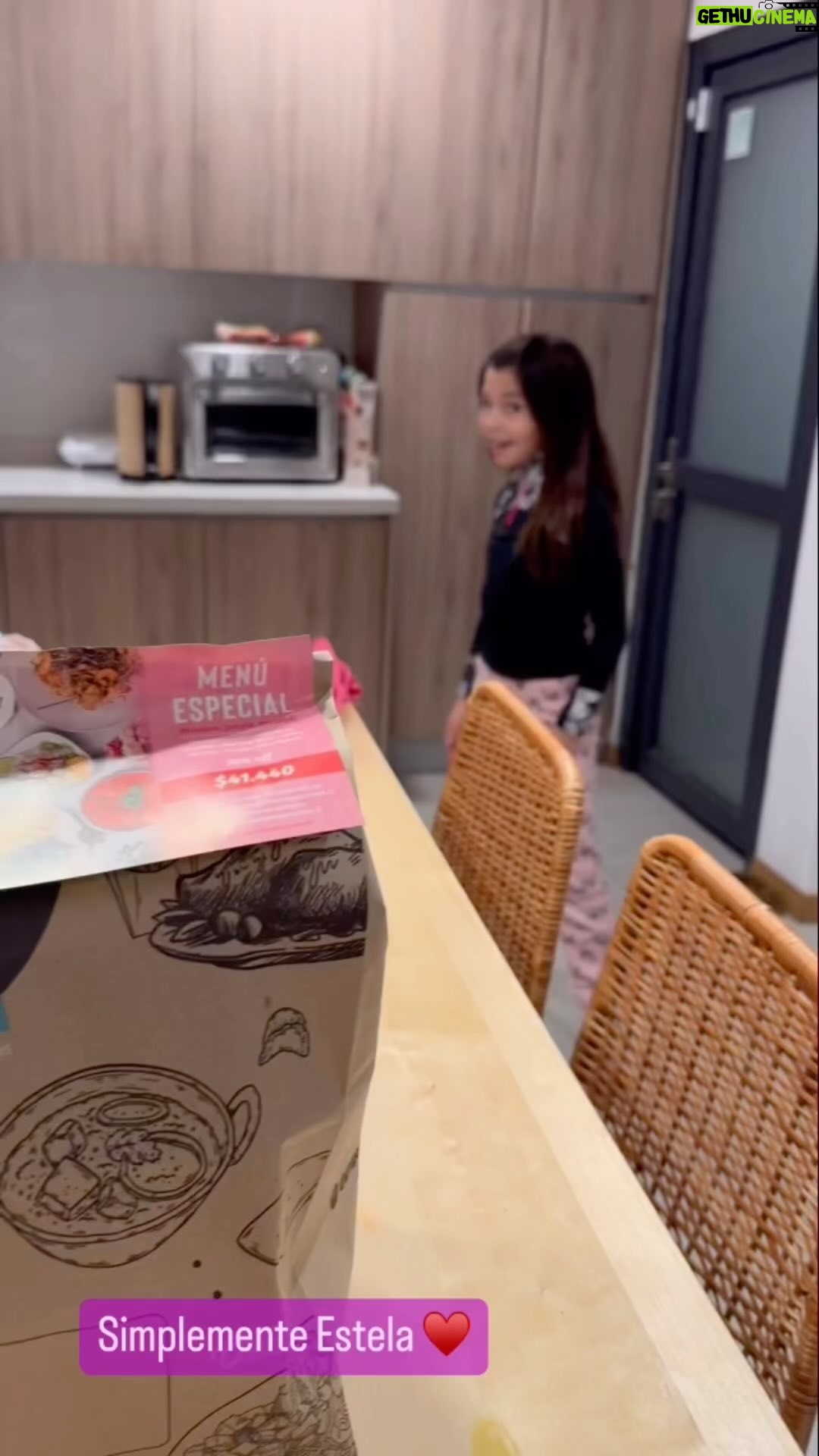 Renata Bravo - 2.4K Likes - Gracias a la vida que me dio la posibilidad de ser mamá de Estela y Sara ……. Simplemente un regalo 🙌 pd a la Sara no le gusta salir 🥴