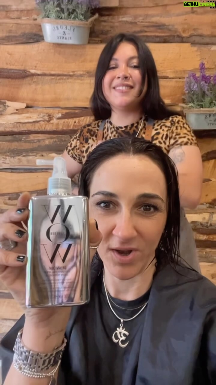 Renata Bravo - 437 Likes - Nuestra querida amiga Renata vino a probar DREAM COAT, el tratamiento Anti-frizz y alto en Brillo. Encuéntralo en Bendita.cl
Y en tienda, padre hurtado norte 2176 vitacura.
#colorwow #benditapelu #santiago #antifrizz #dreamcoat